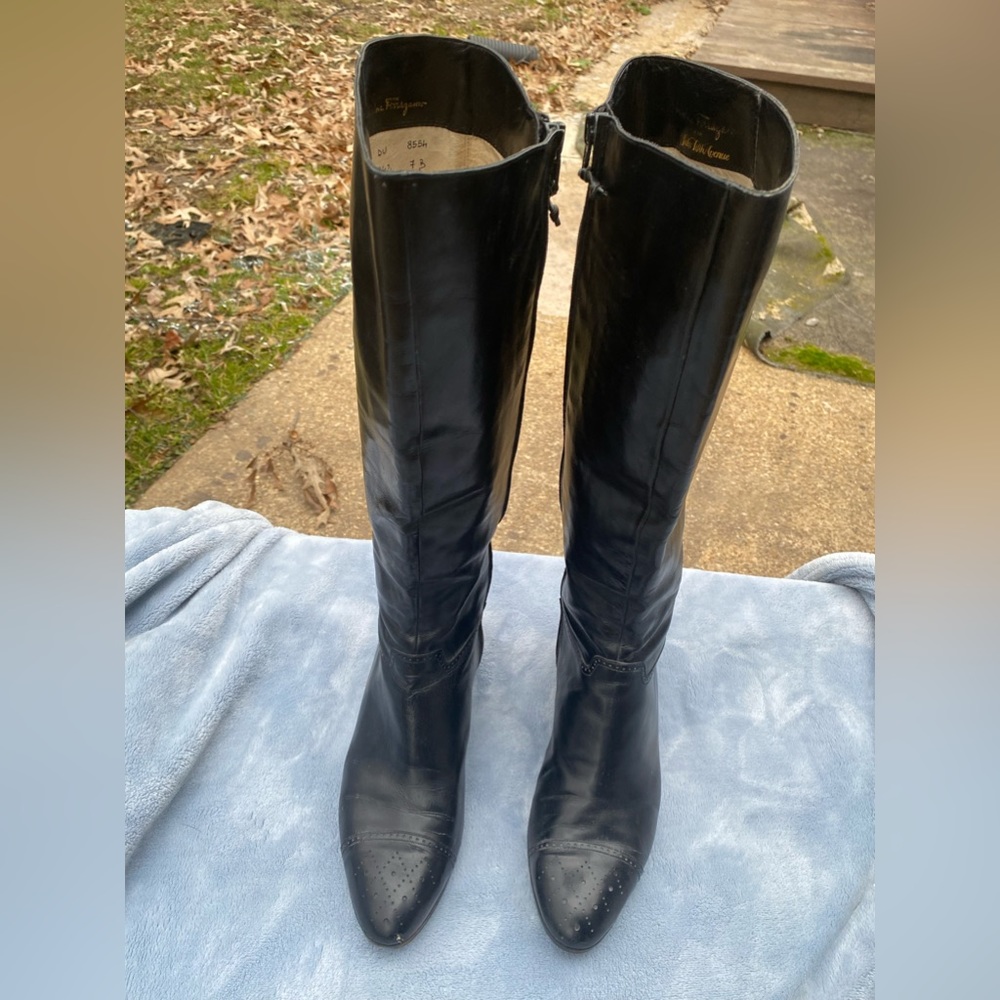 Great mid height black boots